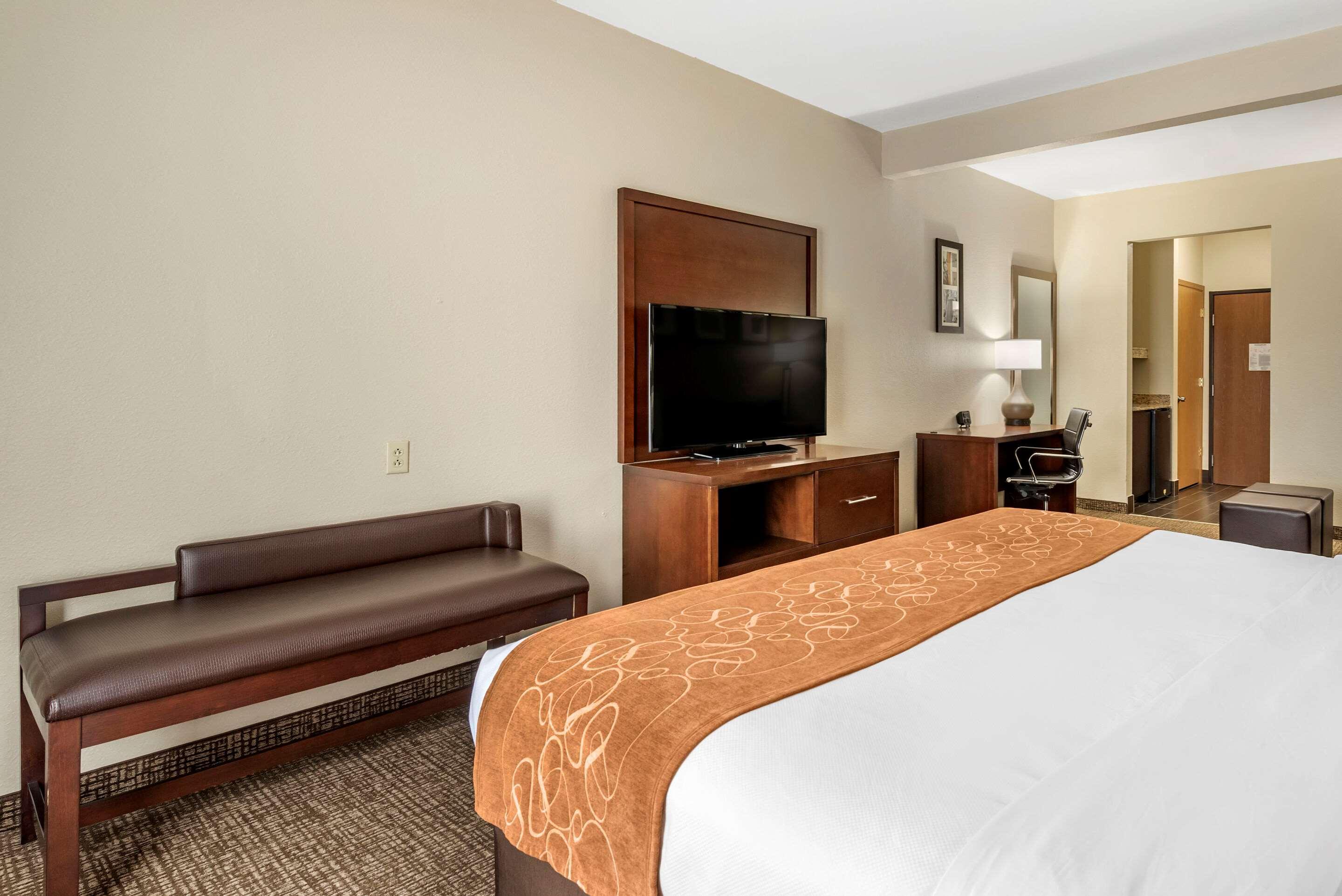 Comfort Suites Auburn Near I-69 Экстерьер фото