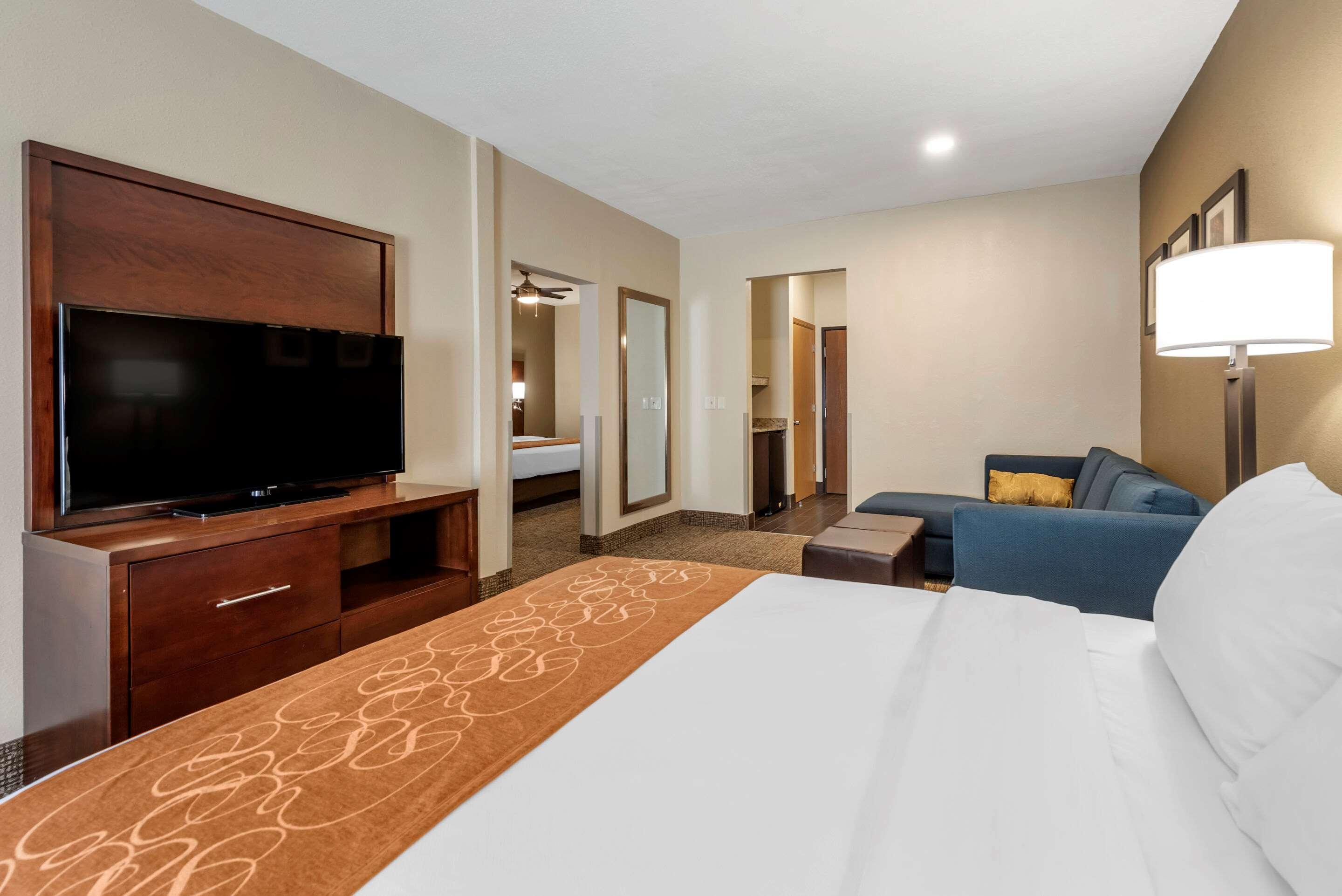 Comfort Suites Auburn Near I-69 Экстерьер фото