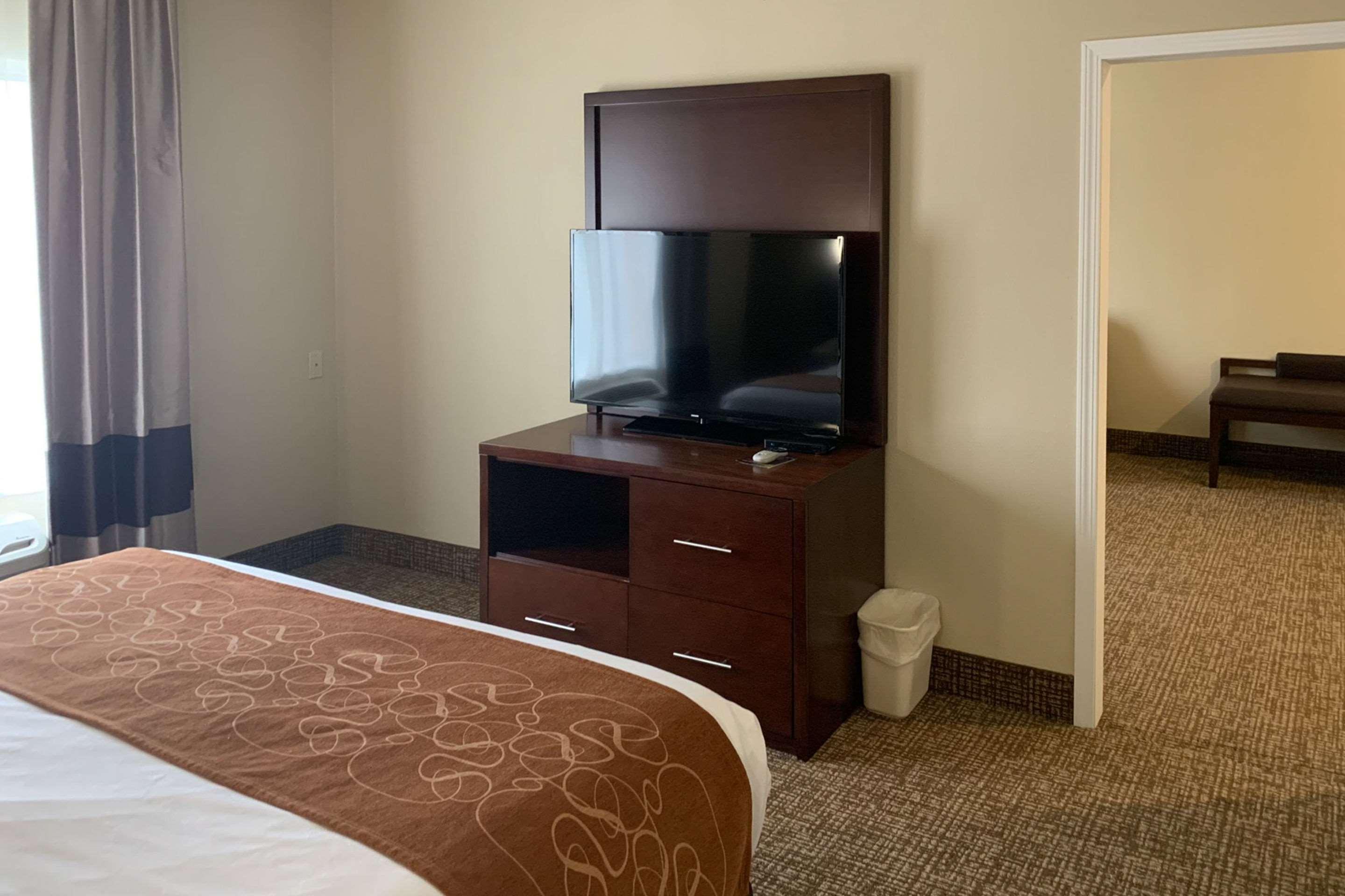 Comfort Suites Auburn Near I-69 Экстерьер фото